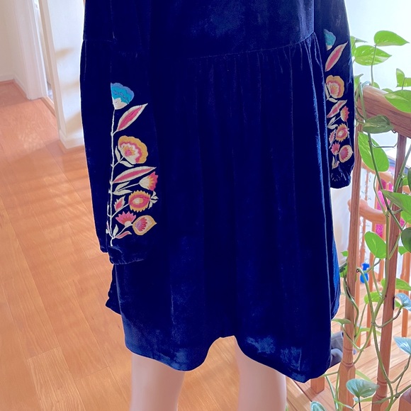 NWT Navy Velvet Embroidered Dress Size Small/Medium - Picture 3 of 8